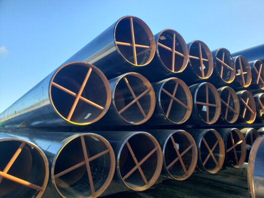 Stack of SAWL X65 Line pipe with ID Braced end protectors